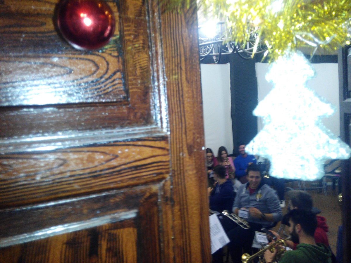 AMBondad's tweet photo. El espíritu navideño llega a nuestra sede, suenan villancicos y ritmos👑👑👑 #BeduinosdelaBondad #AlcalaDeGuadaira https://t.co/QEeCj7Z5vG