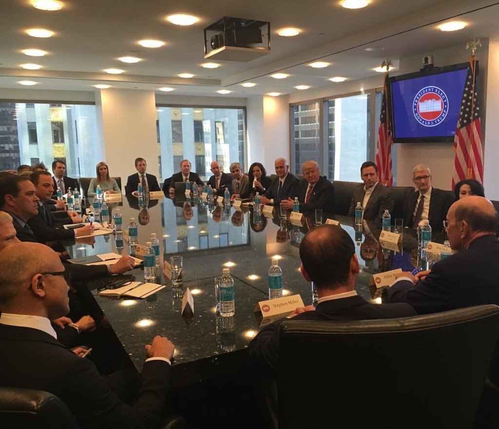 JonyIveParody's tweet image. “I’ve gathered all of you here today because I can’t remember my password, so if someone could help me reset it that would be terrific.” 👐