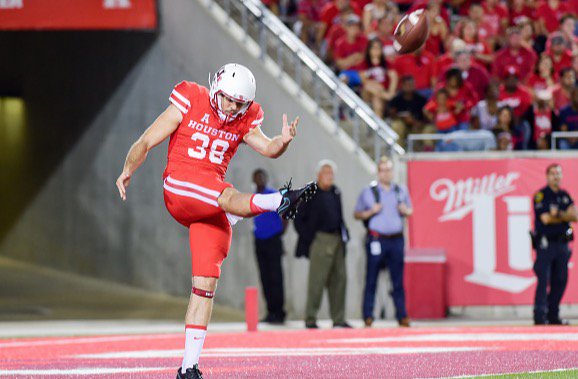 BleacherReport's tweet photo. An ice cream salesman won a kicking contest in Australia. Now the 27-year-old will punt in the Las Vegas Bowl https://t.co/lEnazI7OpJ https://t.co/veG65mcysl