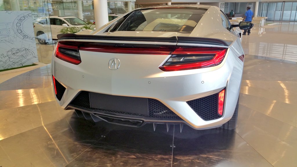 mouharrekmag's tweet photo. Acura NSX arrived ME-Kuwait With a stunning sporty aerodynamic Eye catch design https://t.co/dVqwV1O6p8