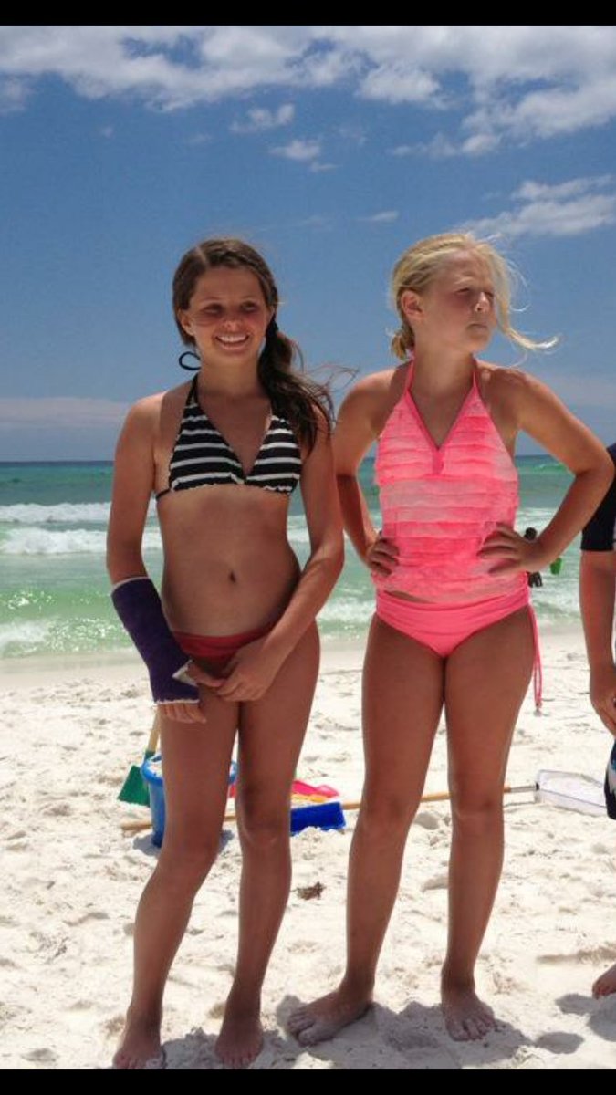 alexismarie919's tweet photo. Wishing a happy birthday to my gf! I love and miss you girly come see me soonπ #holyglowup @Rachelkeenan_ https://t.co/tHcCnvvmZF
