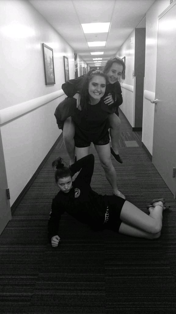 abbigaillee03's tweet photo. These ladies made my 1st semester of college actually worth it 💋 @jocelynhoward_ @emthelion @katelynbenson_ https://t.co/VGjpvhMQ55