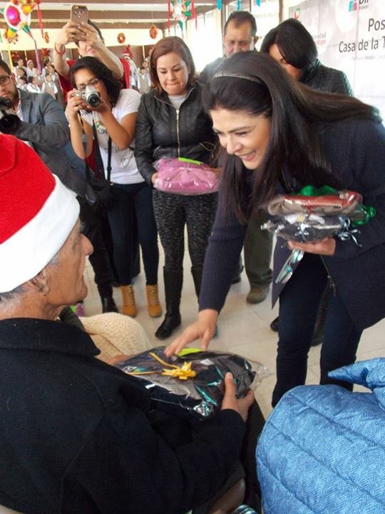 VickyRuffoWeb's tweet photo. Victoria Ruffo celebra posada con los adultos mayores,repartiendo amor y sonrisas en la #CasadelaTerceraEdad @difhgo @victoriaruffo31 🎄💞 https://t.co/bL07Qa9QDB
