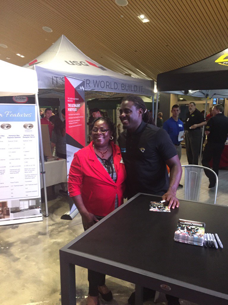 Denard Robinson in the house! <a href="/DenardRobinson_/">Denard Robinson</a> @jrieves <a href="/BrockDarby1/">@BrockDarby</a> <a href="/LangstonVictor/">Victor Langston</a> #HomeDepot #letsdothis