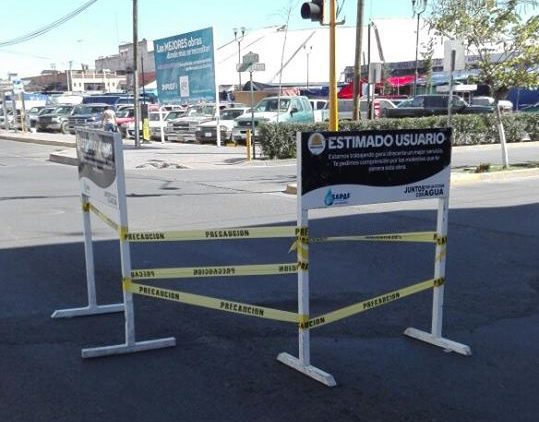 InformadorR's tweet photo. Anuncian cierre de bulevar por fuga de drenaje #SAPAF https://t.co/FPFidsgv4U https://t.co/nTpmtiv5IW