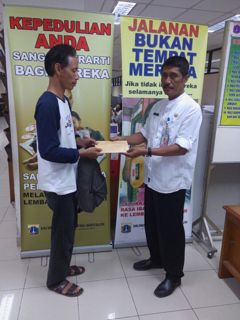 sudinsosjs's tweet photo. Staf seksi Perlinsos @KotaJaksel menerima pelayanan Orang Terlantar,  pemulangan ke daerah asal, Purwokerto ( Jawa Tengah )@DinsosDKI1 https://t.co/NAi40LdSko