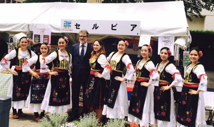 Serbia 英和 Project 今回は メインイベントのセルビアの民族舞踊についてご紹介します ご協力をお願いしたのは 東京外国語大学フィリピン民族舞踊舞踊団の方々です 民族衣装がとても素敵ですね 今年の5月 横浜で行われたイベントの様子の写真