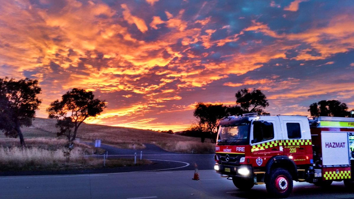 johnv604's tweet image. Truck Accident Hume freeway Mullengandra
Truck driver is OK.Great job. RFS, RMS, Police,Fire and Rescue NSW and tow truck company &amp;amp; drivers