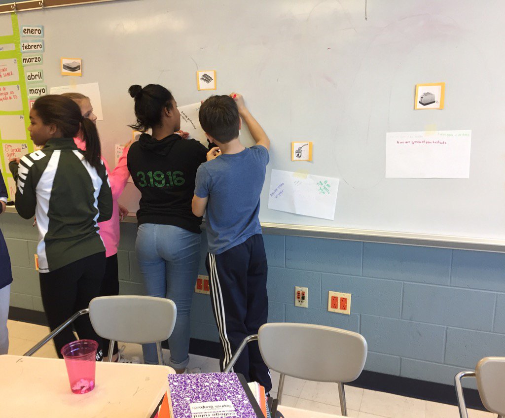 SrtaMarkos's tweet photo. Who said you need to sit down to practice writing? Students practicing the verb gustar in a meaningful way #español1 https://t.co/6OwKsNV4AK