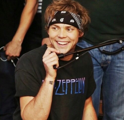 assahton5sos tweet picture