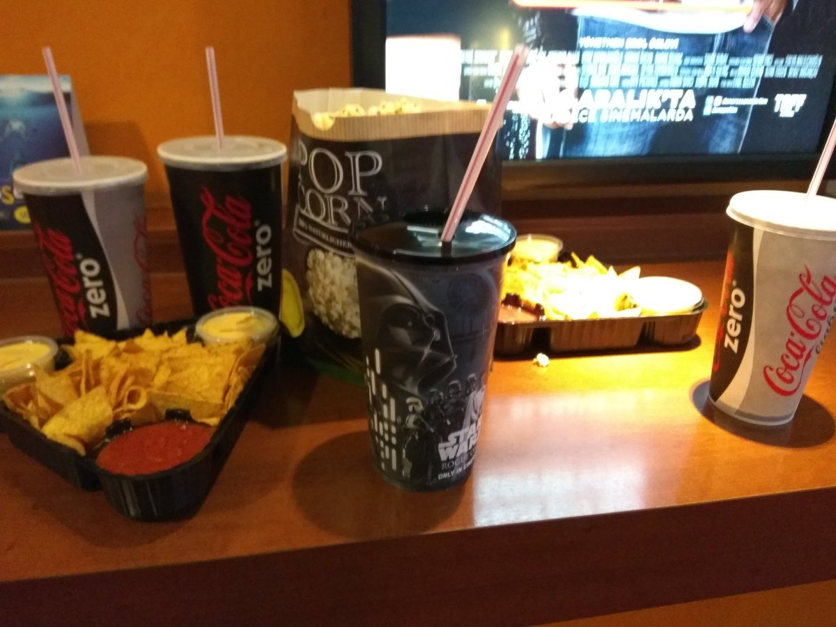 BRAGI09's tweet photo. #StarWarsRogueOne #midnightpreview 3h to sleep till work, who cares! 😎💪 #MTFBWY @SK_doKtor @UCICinemas @StarWarsDE https://t.co/vuLvBjYLAe