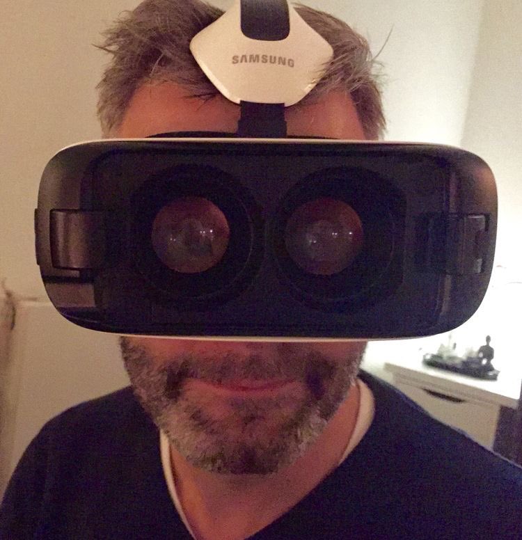 TourVR's tweet image. Op verzoek: het geheim achter de #VirtualReality bril. Tja, het maakt de kijker er niet knapper op 😂Nieuwsgierig? vrcompanytour.nl