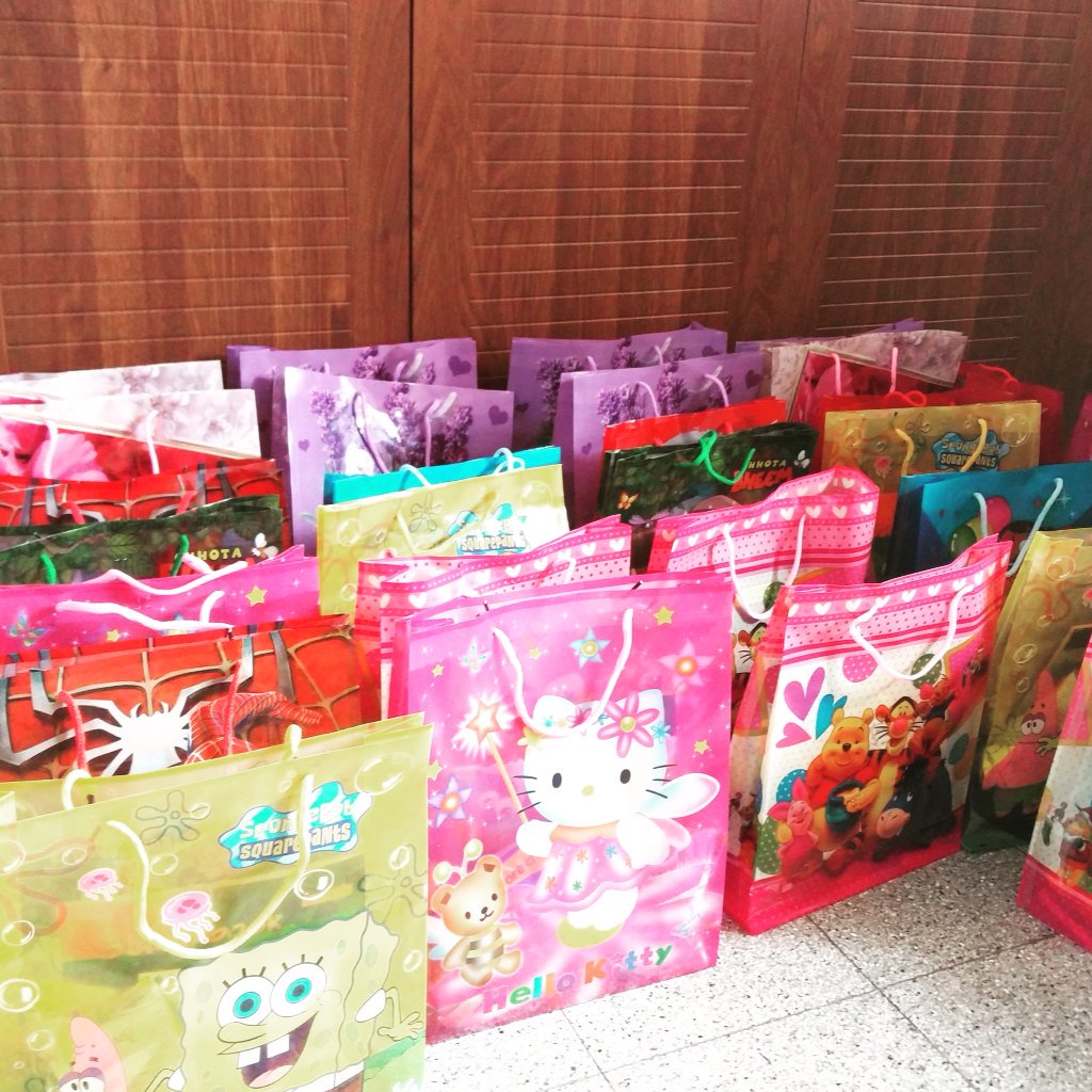 entreetodessert's tweet photo. First day of #SpreadingSmiles initiative where we'll try to bring smiles to the faces of 125 less fortunate children https://t.co/7UHE8e1P2p