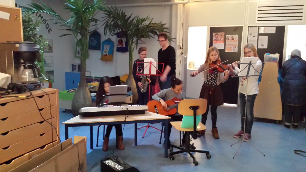 Obs_De_Albatros's tweet photo. Het schoolorkest geeft tijdens de koffieochtend @oudersbetrokken een optreden voor de ouders. https://t.co/0rG5JrXzUM