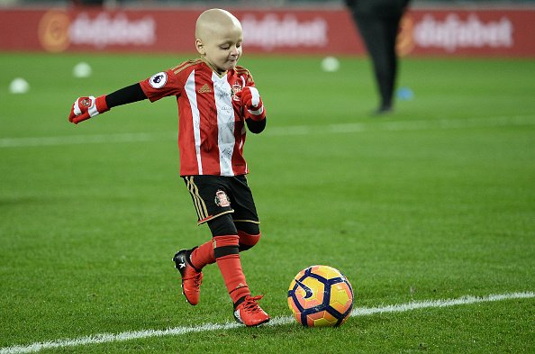 BBCSport's tweet image. This puts things into perspective.

A five-year-old boy with terminal cancer has appeared as a Sunderland mascot.

bbc.in/2gMLVWb