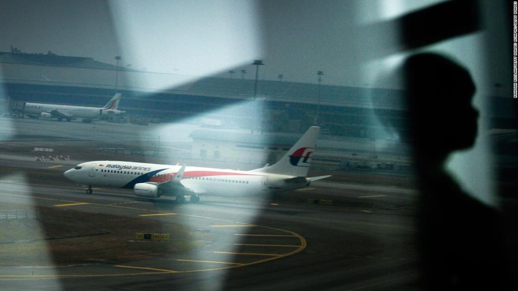 CNN's tweet image. Hundreds of airline pilots who are currently flying commercial planes may be clinically depressed, a new study says cnn.it/2h3aRGI