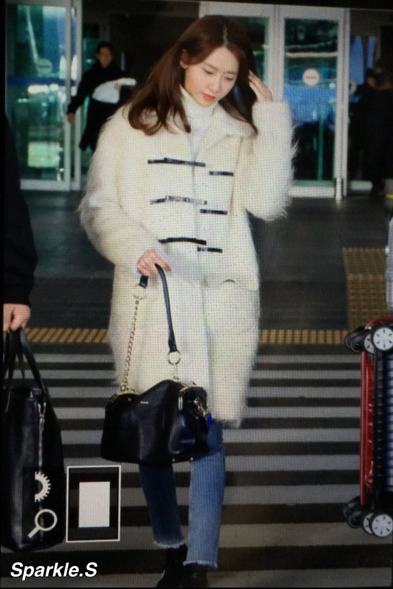 [PIC][15-12-2016]YoonA trở về Hàn Quốc vào sáng nay CzsDFalVIAAdAE2