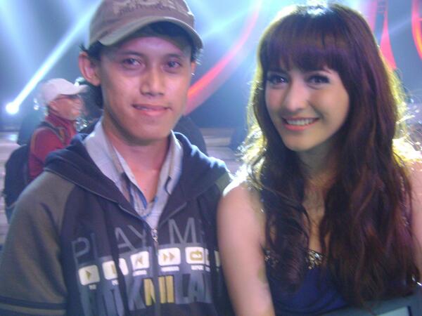 sujakasaputra's tweet photo. hemm.. 😚 Memory Photo 😊 saat Final New AFI 😉 masih ingatkah? makasih yaa.. @intanmelodi @IntaniciousReal 😀👍 https://t.co/peFTniKZjS