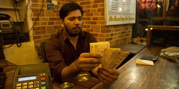 GHMSNNews's tweet image. #BREAKING #Demonitization #500rsnotes #NoteBandhi आज आधी रात के बाद कहीं नहीं चलेंगे 500 के पुराने नोट ghamasan.com/site/details/N…