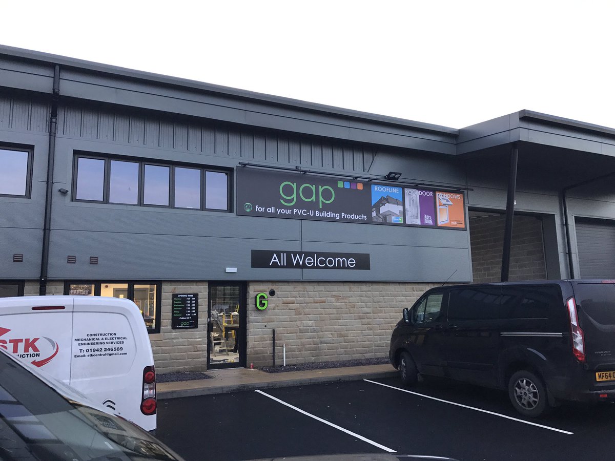 TowndoorLtd's tweet image. @GAPLtd wow love the new huddersfield store #thedyeworks 💚