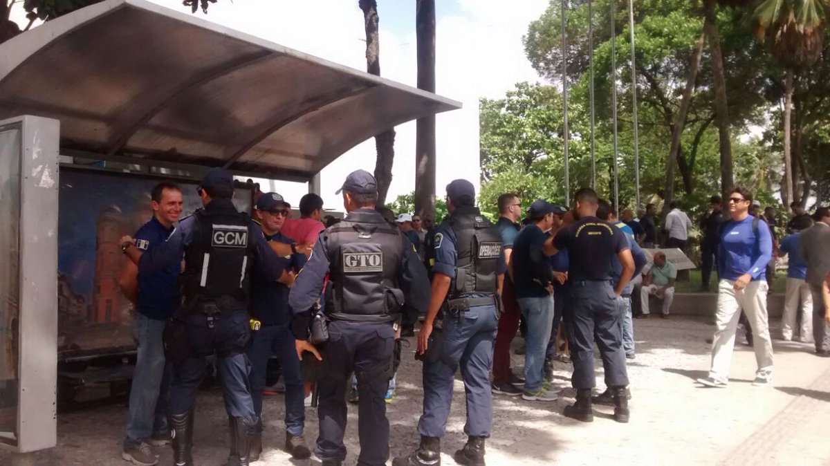 Guardas municipais realizam protesto em frente à prefeitura do Recife
bit.ly/2gMXH4y