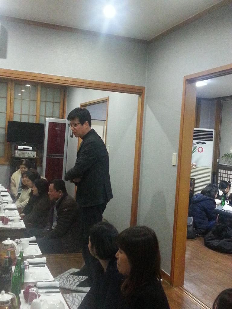 성남시 다문화가족 및 외국인주민을 위해 한해동안 노고가 많았던 다문화가족지원센터, 외국인주민복지지원센터, 이주민센터 종사자들과 간담회를 진행하였습니다. 김영숙 가족여성과장님이 격려해주셨습니다.  #성남시