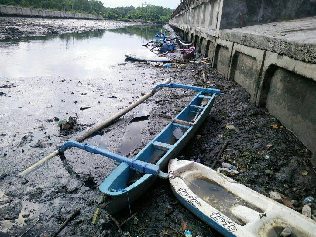 devi0116's tweet image. Laut yang dipenuhi lumpur membuat nelayan tak dapat lagi melaut. #PelanggaranTelukBenoa @DPR_RI @Jokowi @KementerianLHK