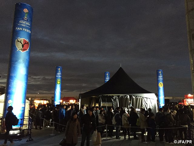 日本サッカー協会 イベント情報 Fifaクラブワールドカップジャパン16 横浜国際総合競技場 東ゲート広場にて Fan Festaを実施中 トロフィーや各地域代表のサイン入りユニフォームを展示しています 大会公式グッズ プログラムも販売中 ぜひお