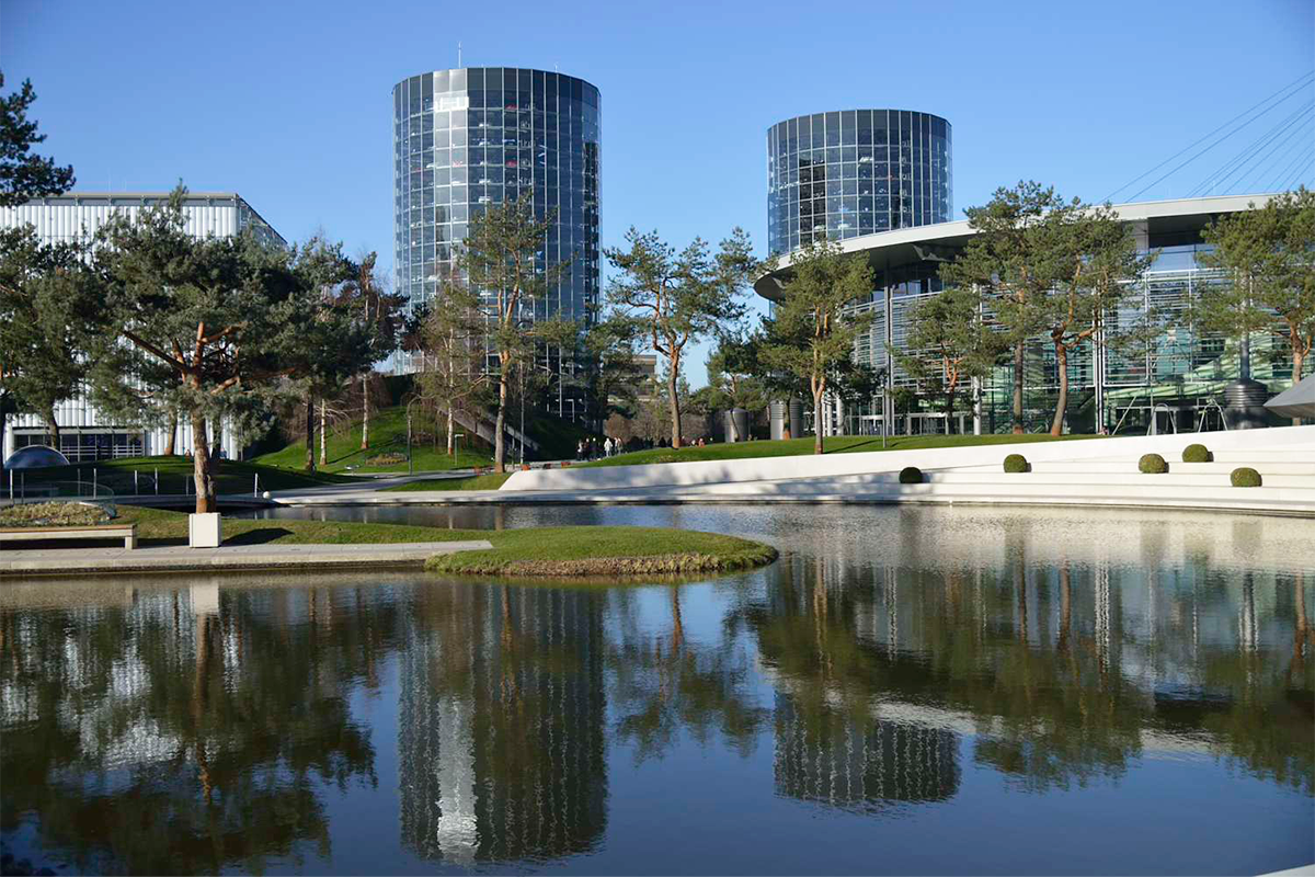 Uzivatel Volkswagen Japan Na Twitteru フォルクスワーゲン の豆知識 アウトシュタットのシンボルといえるガラス張りの2本の円筒の建物は カータワー と呼ばれ 納車を待つ新車が各タワーにつき400台ずつ一時保管されています 他にも 様々なブランドの歴史的