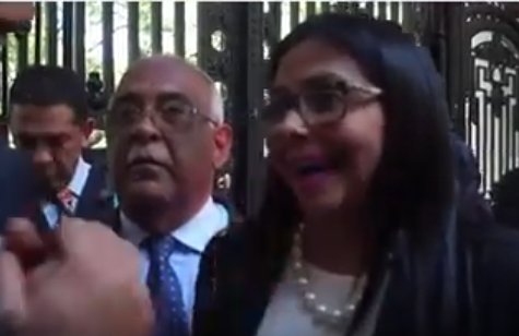 ¡Te retamos!  Busca la “agresión” que le  hicieron a Delcy en este video de VTV bit.ly/2hmLwdU