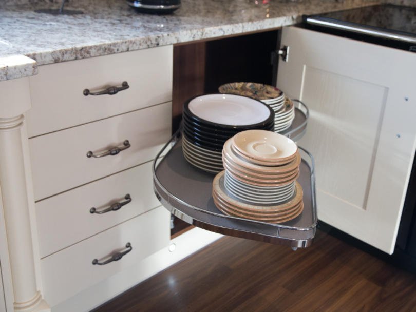 KesseboehmerUK's tweet photo. Love, Love Love this use of #Kesseböhmer in this Langham Painted @SNCollection Kitchen #LeMans #CornerSolution Well done @WB_Kitchens https://t.co/PnB23gIhyq
