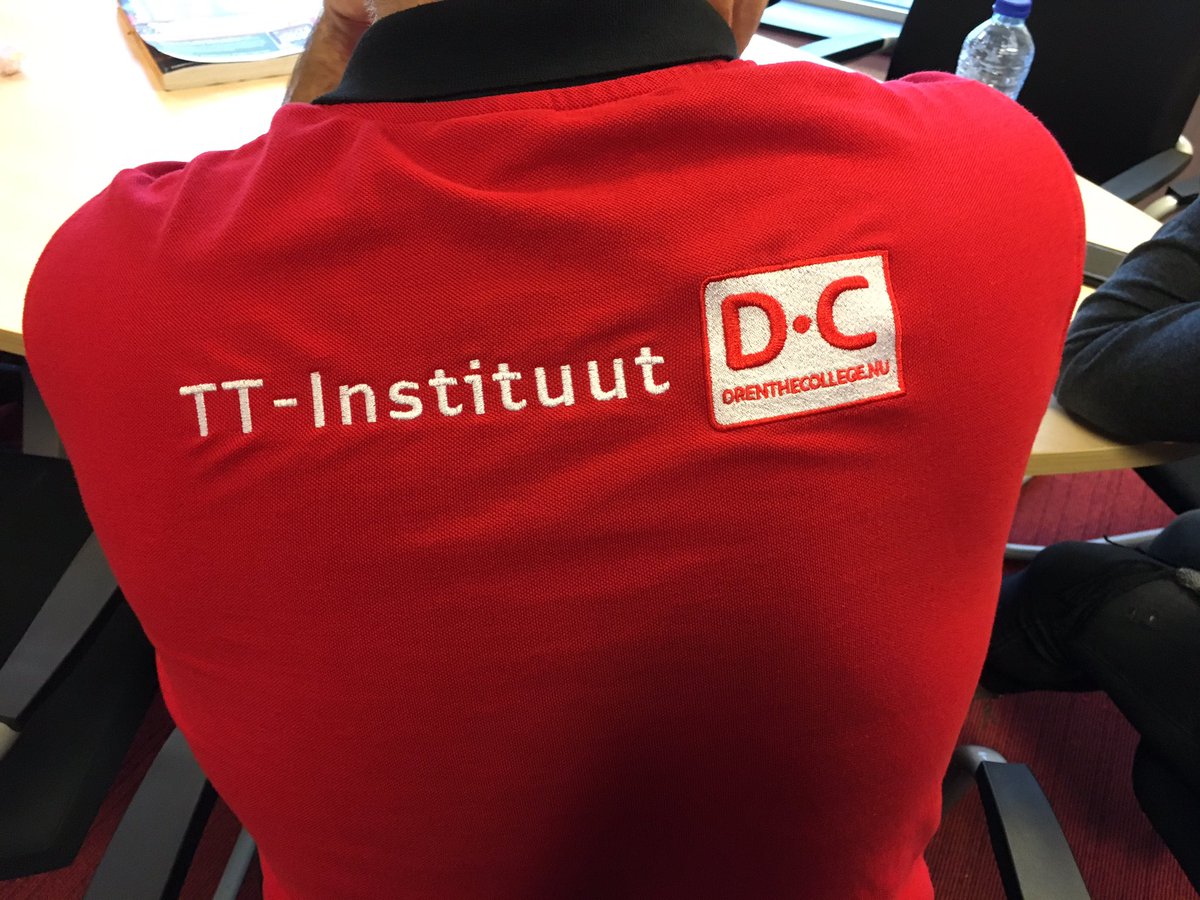 De docenten op <a href="/TTInstituut/">TT Instituut Assen</a> lopen in uniforme werkkleding. Ik vind het mooi!