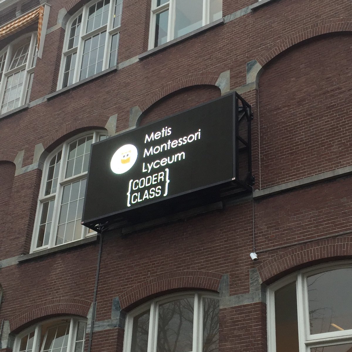 metiscoderclass's tweet image. En we staan ook al op het grote informatiebord aan de zijkant van de school :) #coderclass