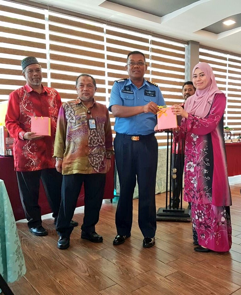 MkPLTLDM's tweet photo. Majlis Ramah Mesra sempena Pertukaran dan Persaraan Staf Awam @1MinDef Markas Pangkalan Lumut #Jasamu Dikenang #Kebajikan @tldm_rasmi https://t.co/8eHt5A4YkX