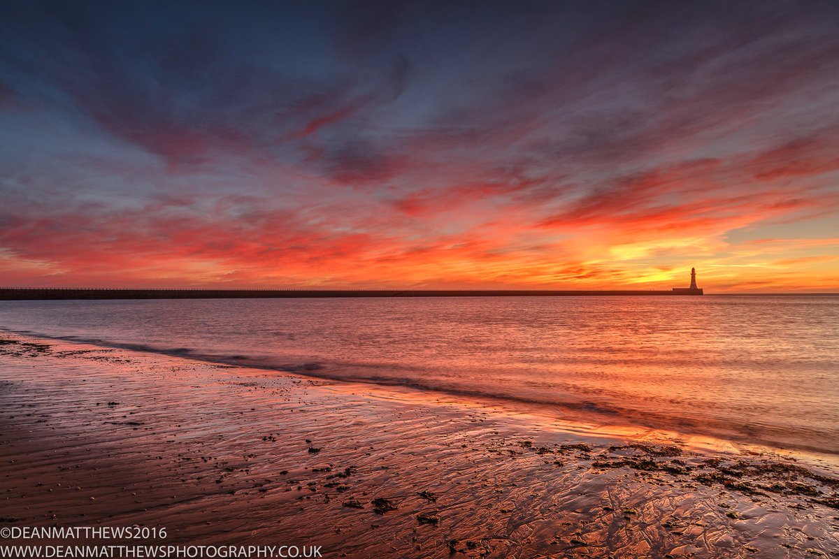 A daybreak over <a href="/RokerPier/">Roker Pier & Lighthouse</a> in <a href="/SunderlandUK/">Sunderland UK</a> #Sunderalnd #CityByTheSea #Sunderland2021 @SeeitDoitSund
