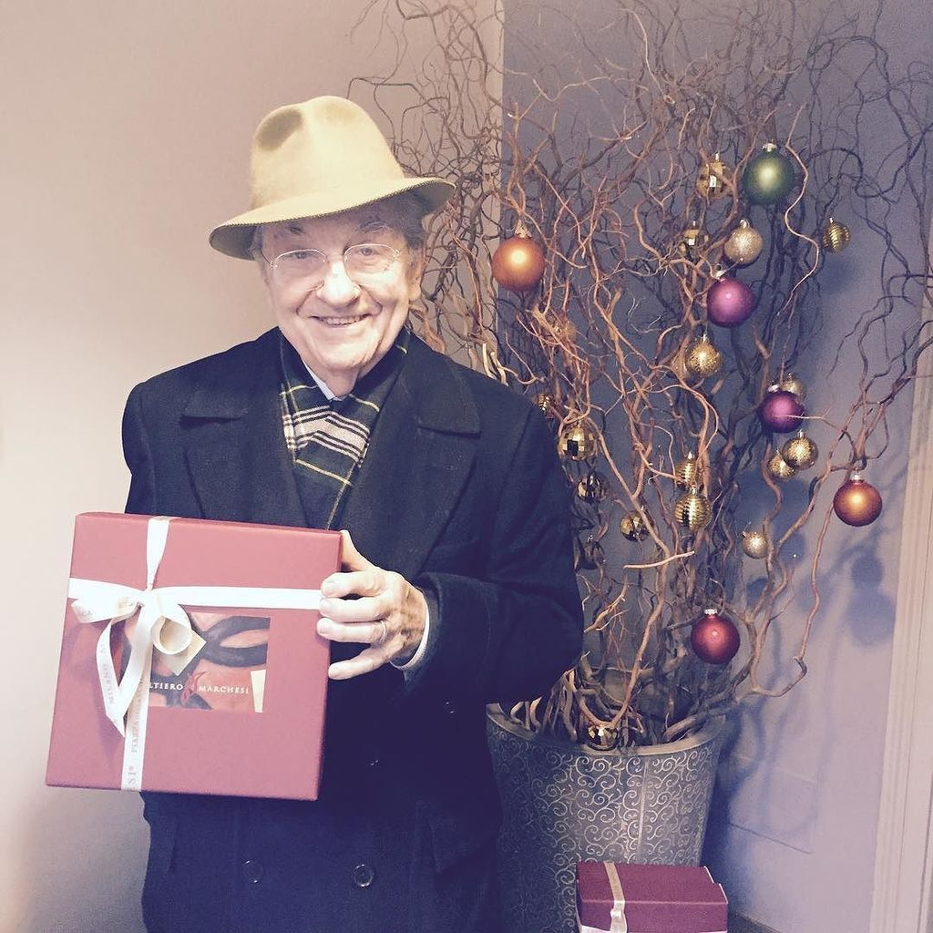 Panna975's tweet photo. Un giovanotto e il suo panettone. #Marchesifiles https://t.co/Ribj0GpCBy https://t.co/ghNsOJCkLe