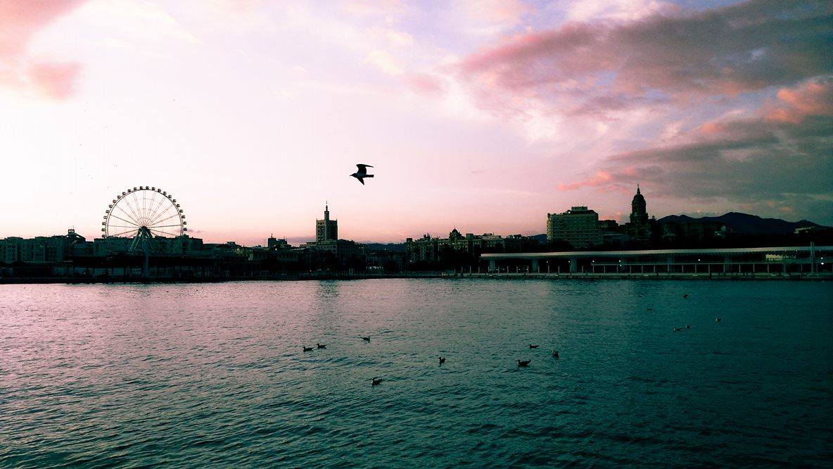 La ciudad eterna con sus tímidos atardeceres que caen lentamente en el mar: yo pertenezco a Málaga ❤
Foto: instagram.com/v_python
#Málaga