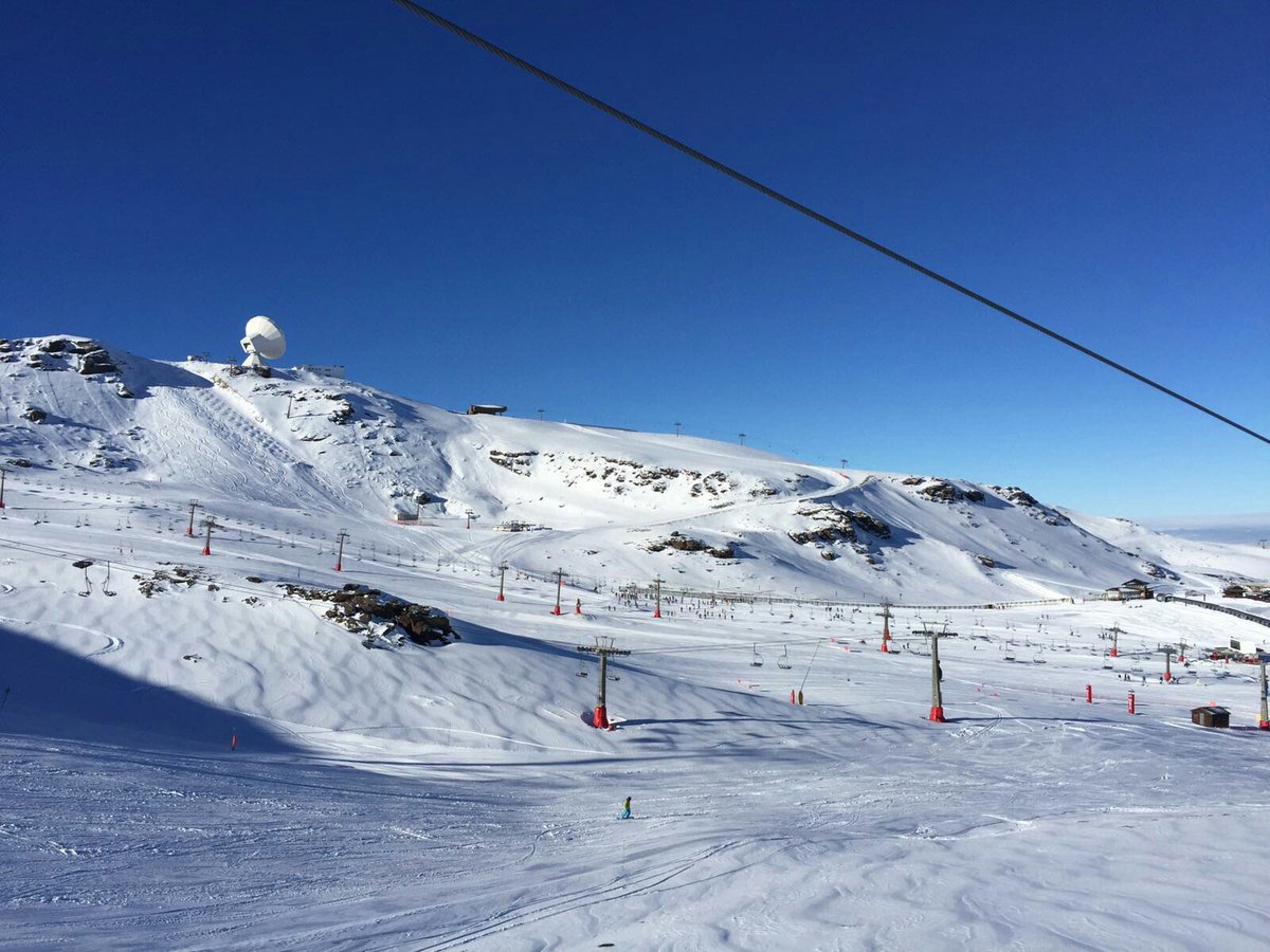 Y tras la nevada, menudo día tenemos en #SierraNevada... (+20 cm nieve polvo) #SN2017 sierranevada.es