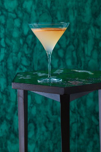 traditionalhome's tweet image. Take a look at these tiny tables made for this season&apos;s festive libations: bit.ly/2fYbWz7. #drinkstable #cocktail #happyhour