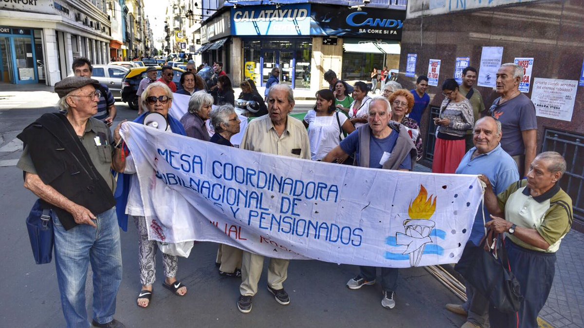 lacapital's tweet photo. #Anticipo AHORA Marcha de #jubilados desde #Amses hasta la sede local del #Pami. Reclaman mejoras en los haberes https://t.co/GbuVu5lZ3l