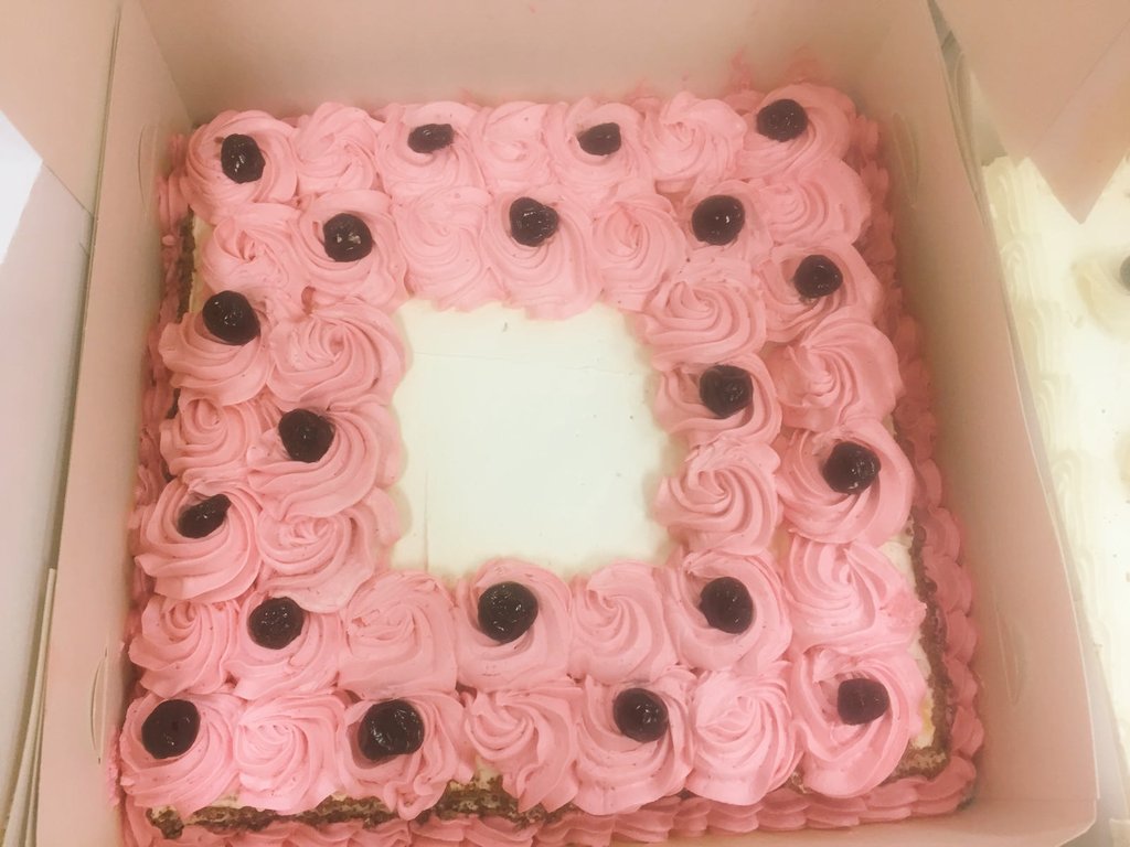 TUDublinBakery's tweet photo. Delicious cakes today! A perfect Christmas present? #ditbakery @CulinaryartsCbs https://t.co/vzKkrkAIHS