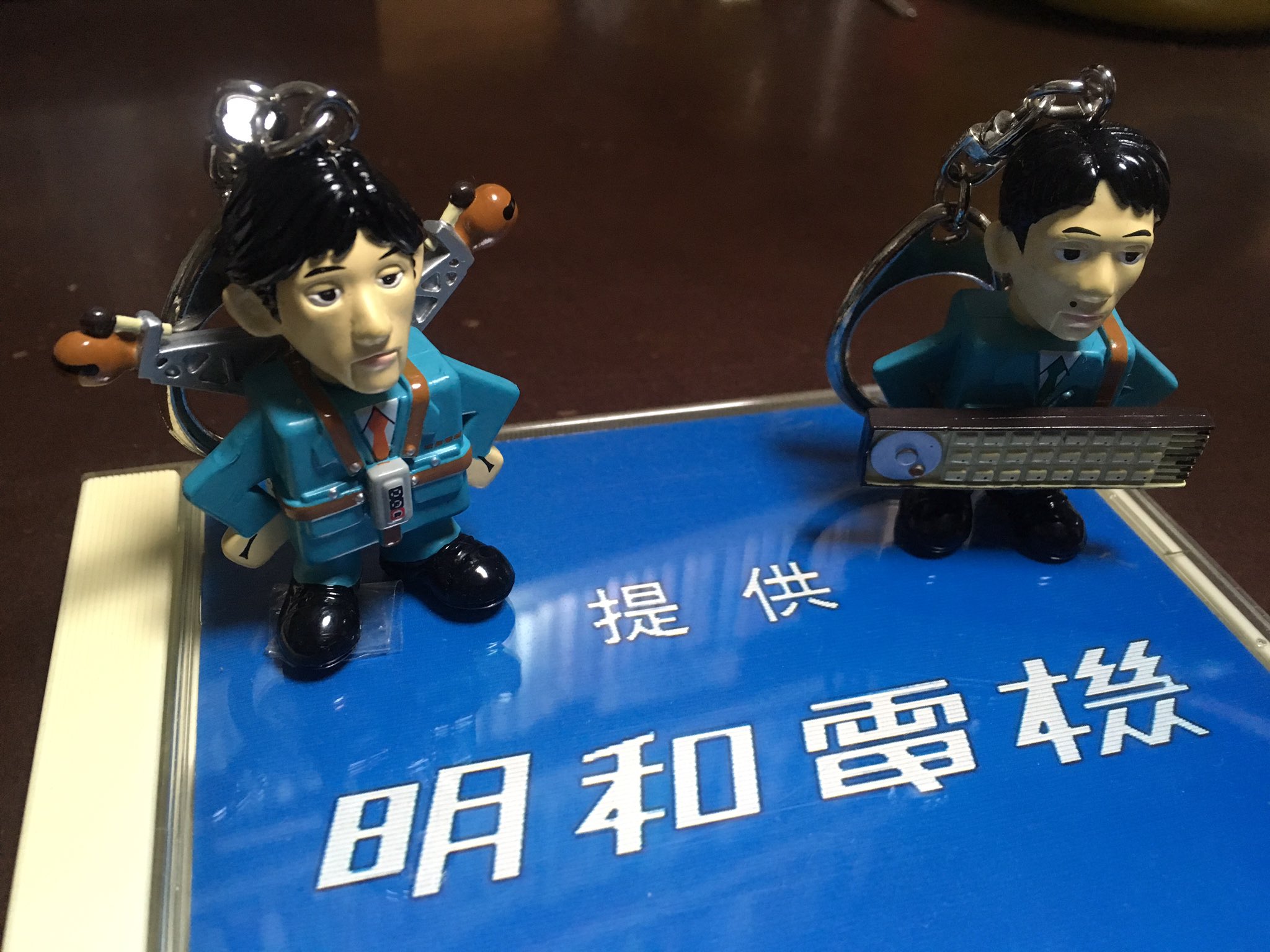 Sh2arp ヨメがパックマン目覚まし時計と明和電機キーホルダーを買ってきた 目覚まし時計はダイドーの景品らしい アラームはサンプリングのコーヒーブレイクbgmが流れ続ける 液晶なので Tomyのパックマン同様に 右から左方向の移動 口の開きで懐かしい