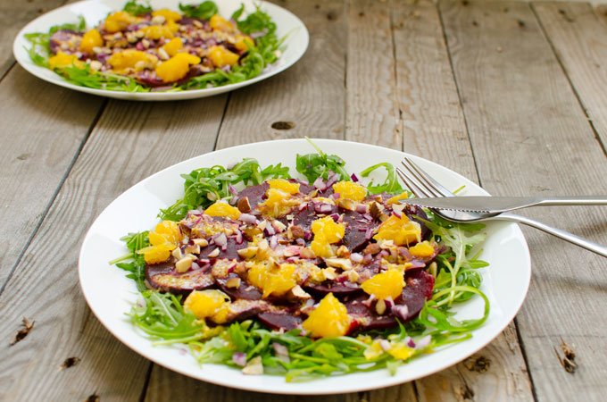 Een lekker fris en licht voorgerecht met (bloed)sinaasappel met een dressing van gember. Ideaal voor de feestdagen! donderdagveggiedag.be/recepten/biete…