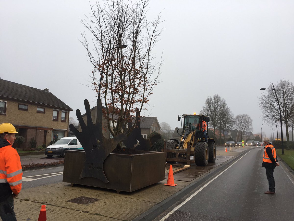 Cortenstalen boombakken op middenberm Voorthuizerstraat zijn geplaatst.