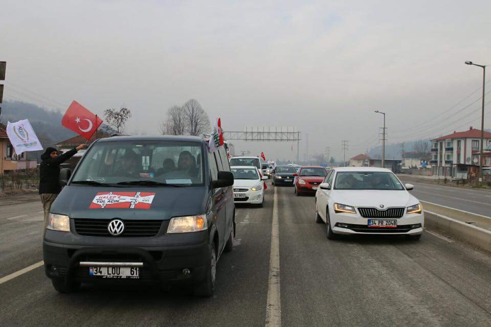 ademozkose's tweet photo. Halep Konvoyu  Düzce'de Suriyeli çocukların "Talaalbedru Aleyna" ilahisiyle karşılandı.
Artık Suriyeli çocukların dualarını da yüklendik. https://t.co/tytedFUVTf
