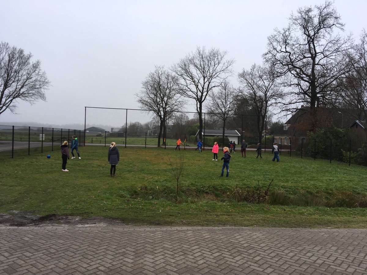 De leerlingen zijn erg blij met het nieuwe trapveld. Er kan eindelijk gevoetbald worden!