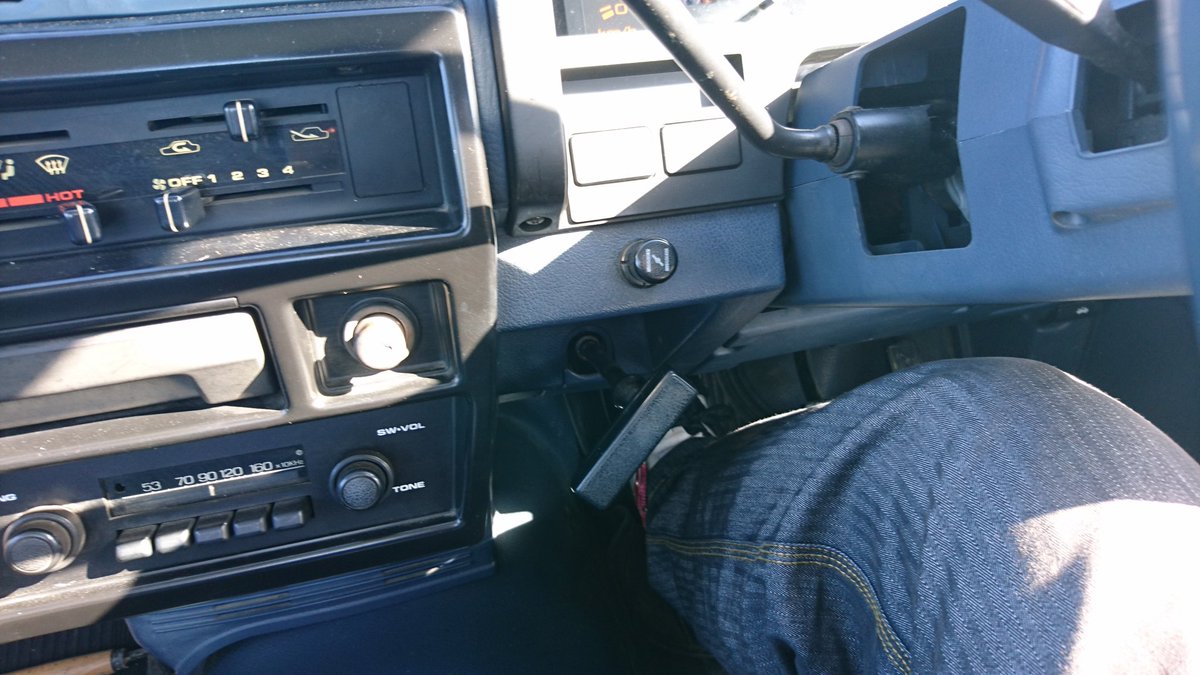 おかにい 商用車の特徴 コラム5mt 二人乗りに見えてちゃっかり3人乗り Amラジオ ステッキ式パーキングブレーキ チョークレバー タコメーターではなく時計 パワステ エアコン無し エンジンスカスカ