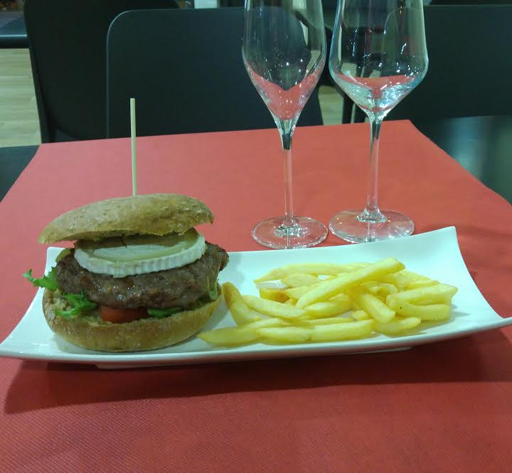 Els dimecres  i dijous per sopar.
Hamburguesa tradicional + beguda 6€
I si dius que ho has vist a twitter et convidem al cafè. #BarLaTerra