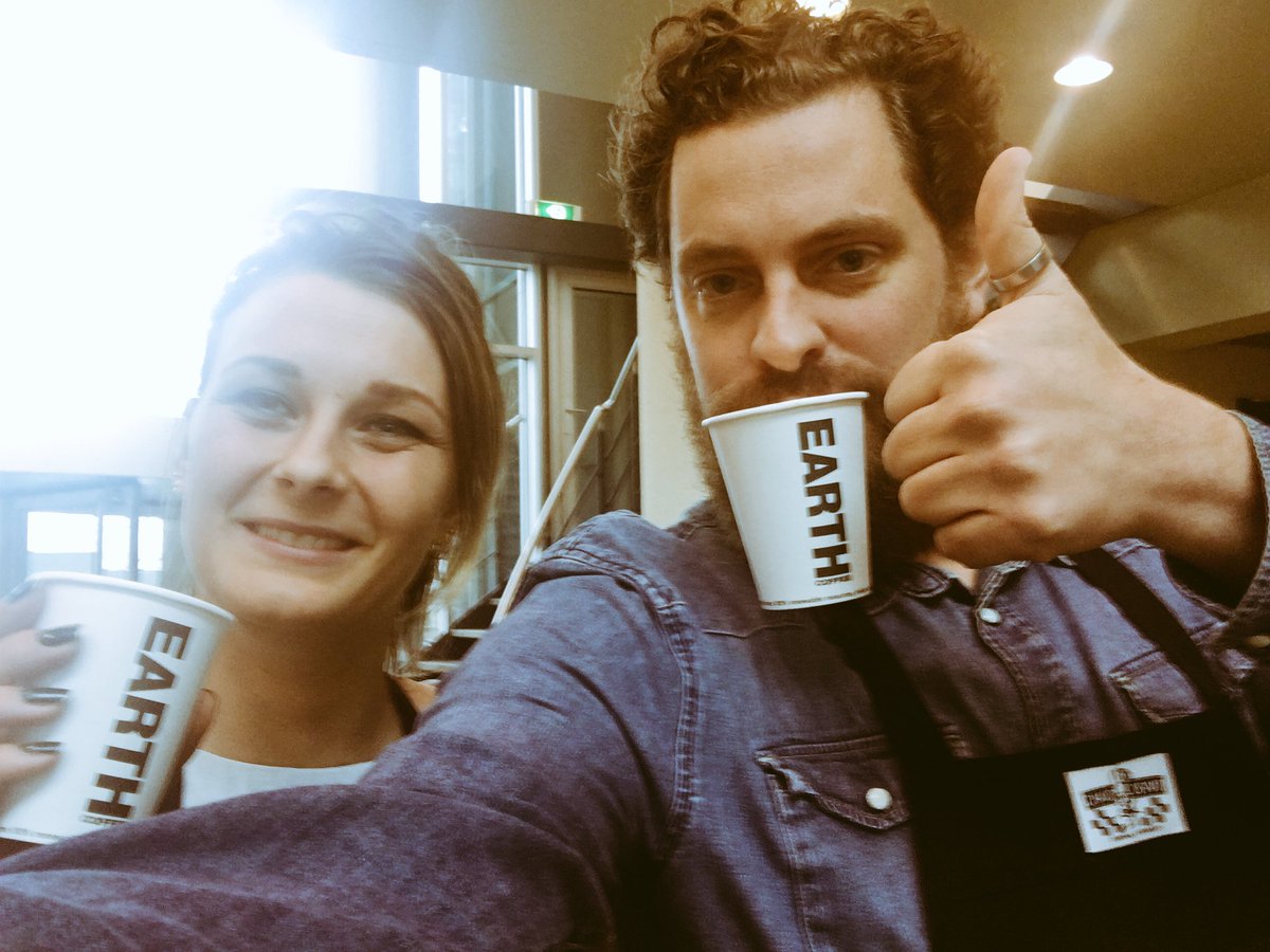 Ah lekker! Onze Jamie en <a href="/Frank_Lindner/">Frank Lindner</a> pikken even een koffietje mee bij en van <a href="/Earth_Coffee/">Earth Coffee</a>. #trendreport2017 roadshow!