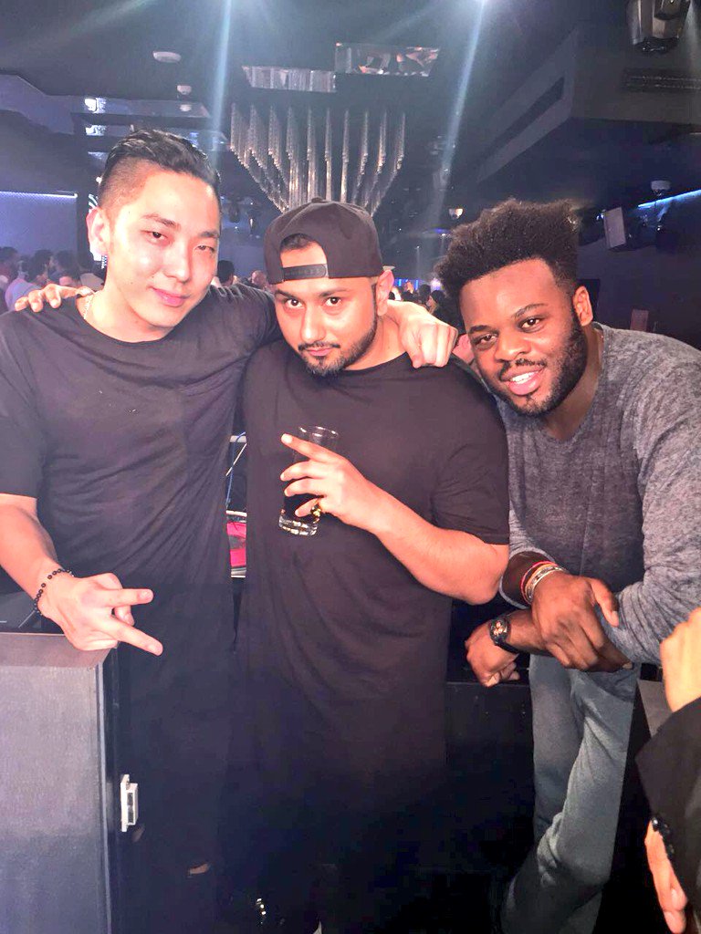 asliyoyo's tweet photo. @MOVIDADUBAI with Zak D n boyz https://t.co/HjytbEPaMH